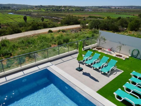 Villa Ria Alvor- Swimming pool & Jacuzzi Villa in Mexilhoeira Grande