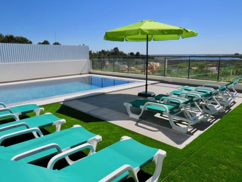 Villa Ria Alvor- Swimming pool & Jacuzzi Villa in Mexilhoeira Grande