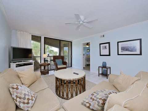 Hibiscus 201-D, 2 Bedrooms, Ocean View, 3 Pools, Spa, Sleeps 6 Condominio in Butler Beach