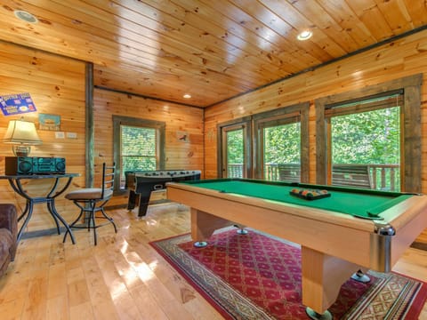 Celebration Lodge, 4 Bedrooms, Sleeps 18, Pool Table, Hot Tub House in Swain County