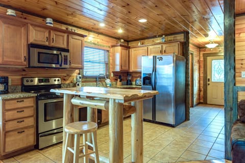 Celebration Lodge, 4 Bedrooms, Sleeps 18, Pool Table, Hot Tub House in Swain County