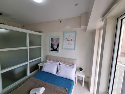 4 pax Tagaytay Prime Staycation WIFI NETFLIX and light cooking FREE VIEWDECK Condominio in Tagaytay