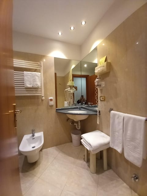 Shower, Toilet, Bathroom, bidet, towels