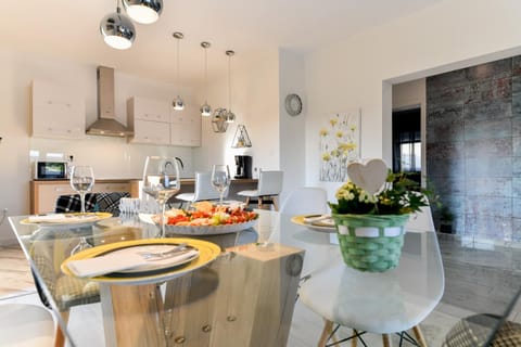 Dining area, kitchen