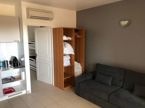 Porticcio centre plage à pieds, studio-cabine 4 Pers max, promo 7 nuits Apartment in Ajaccio