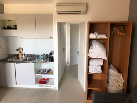 Porticcio centre plage à pieds, studio-cabine 4 Pers max, promo 7 nuits Apartment in Ajaccio