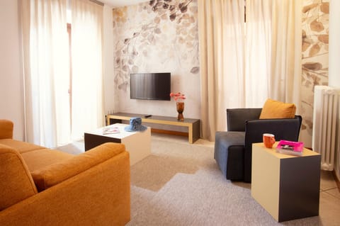 Communal lounge/ TV room, TV and multimedia, View (from property/room), Living room, Seating area, Evening entertainment, locker