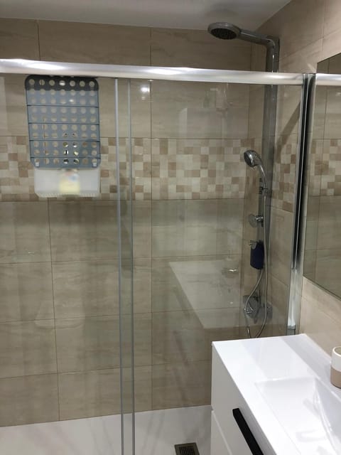 Shower, Toilet