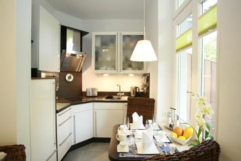 Kitchen or kitchenette, Food and drinks, Dining area, Food, dishwasher, stove