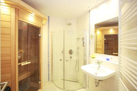 Shower, Sauna, Bathroom, Spa and wellness centre/facilities