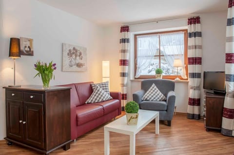 Living room, Photo of the whole room, Decorative detail, Seating area