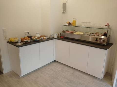 Food, Continental breakfast, Buffet breakfast, Internal: Not applicable to any particular room