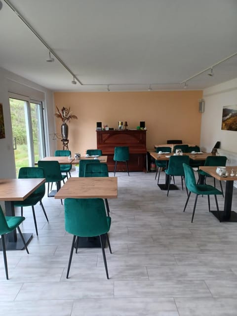 Restaurant/places to eat, Seating area