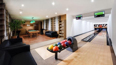 Bowling, Game Room