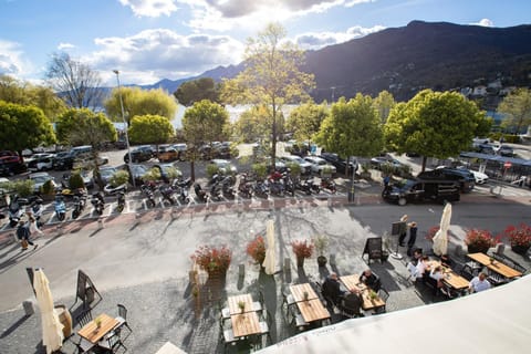 Restaurant/places to eat, Neighbourhood, Bird's eye view, Food and drinks, Banquet/Function facilities, Food, Lake view, Mountain view, Parking