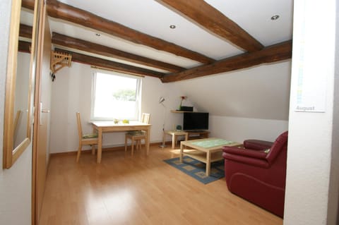 TV and multimedia, Seating area, Dining area