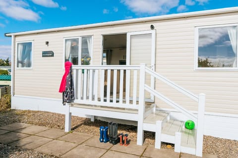 Property building, Patio, Facade/entrance