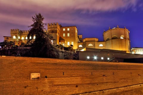 Nearby landmark, Facade/entrance, Neighbourhood, Sunrise