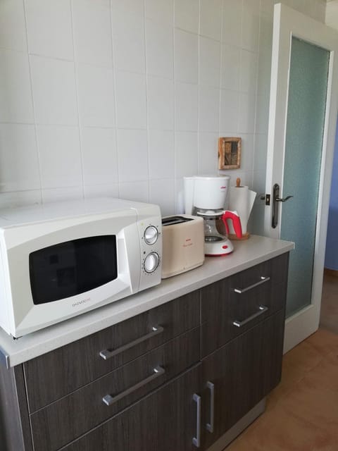 Kitchen or kitchenette, minibar