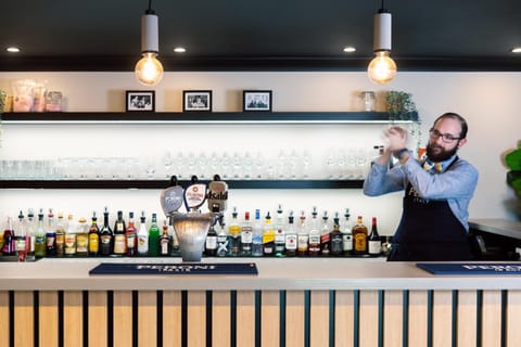 Staff, Lounge or bar, Drinks, Alcoholic drinks