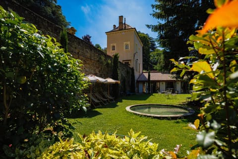 Property building, Day, Garden, Garden view