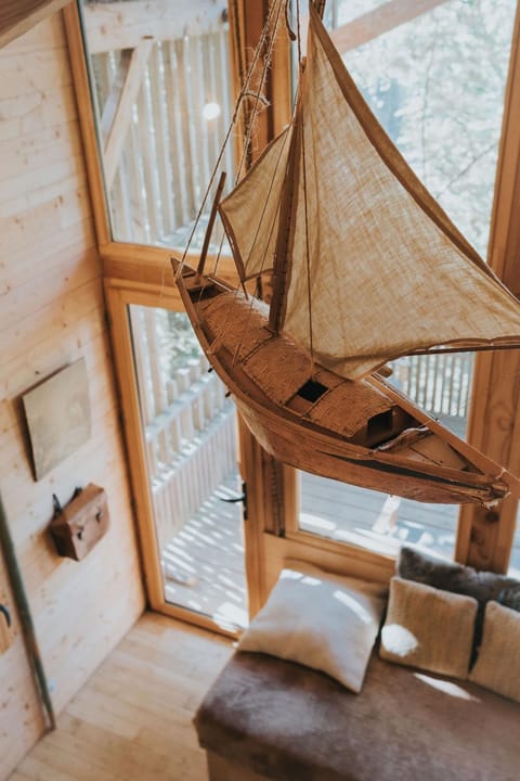 Photo of the whole room, Decorative detail