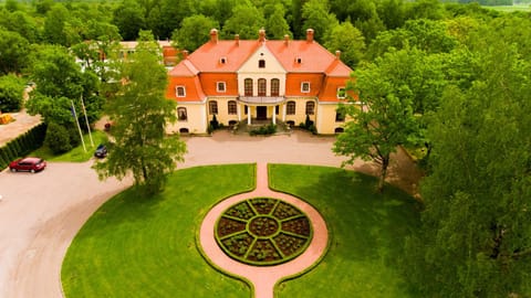 Facade/entrance, Bird's eye view