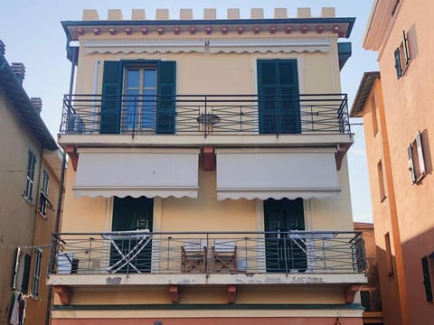 L'ETERNITA' E' IL MARE MISCHIATO COL SOLE Rimbaud Condominio in Ventimiglia