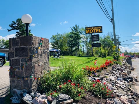 Town & Country Motel Hotel in Parry Sound