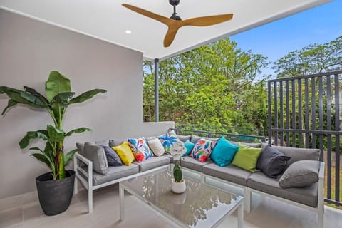 Park Avenue Luxe Townhouse Brand New Sleeps 9 Villa in Toowong