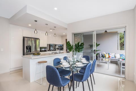 Park Avenue Luxe Townhouse Brand New Sleeps 9 Villa in Toowong