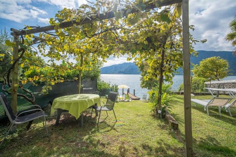 Il Glicine appartamento con darsena privata a lago Apartment in Canton of Ticino