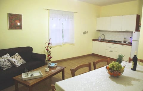 Kitchen or kitchenette, Dining area, stove