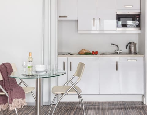 Kitchen or kitchenette, Dining area