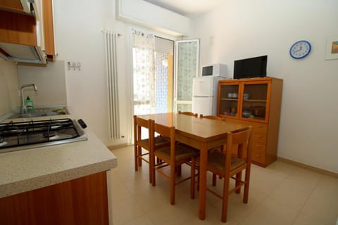 TV and multimedia, Kitchen or kitchenette, Dining area, stove