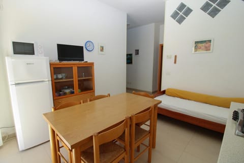 Communal lounge/ TV room, TV and multimedia, Kitchen or kitchenette, Living room, Photo of the whole room, Seating area, Dining area, Evening entertainment