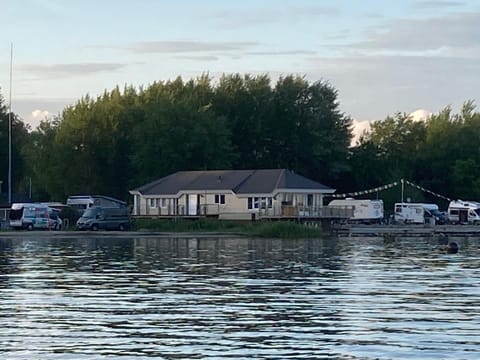 Water Villa, Houseboot at the Lake, Great Views, 70 km to Amsterdam Villa in Biddinghuizen
