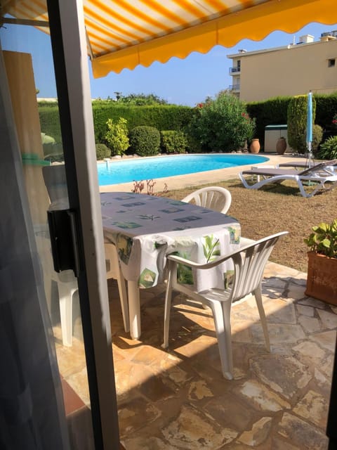 Villa C3 Arthur Rimbaub chambre d’hôte piscine proche mer plage 600m Bed and Breakfast in Cagnes-sur-Mer