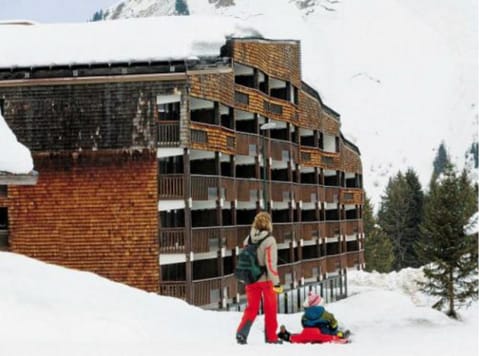 Property building, Facade/entrance, Winter, Skiing