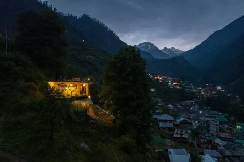 Whoopers Hostel Tosh Hostel in Himachal Pradesh