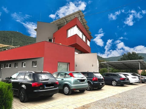 Property building, Day, Mountain view, Parking