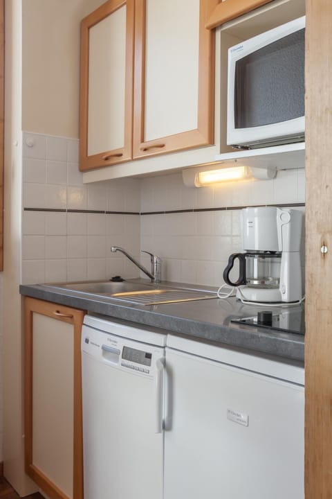 Kitchen or kitchenette, dishwasher, minibar, stove