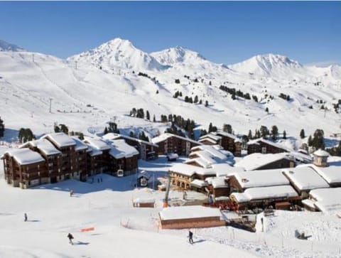 Property building, Nearby landmark, Day, Natural landscape, Winter, Skiing, Mountain view, Area and facilities