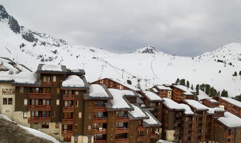 Property building, Nearby landmark, Facade/entrance, Day, Natural landscape, Winter, Skiing, Mountain view