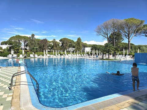 Nearby landmark, Neighbourhood, Natural landscape, Swimming pool