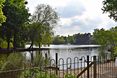 Nearby landmark, Staff, People, Neighbourhood, Natural landscape, Activities, Other, Guests, Lake view, Area and facilities, children, young children, older children, group of guests, Family