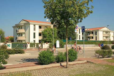 Facade/entrance, Neighbourhood