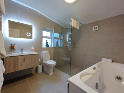 Shower, Hot Tub, Bathroom, Bath