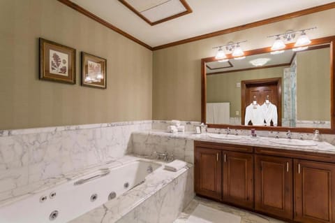 The Ritz-Carlton Club, Two-Bedroom Residence 8408, Ski-in & Ski-out Resort in Aspen Highlands House in Aspen