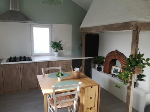 Kitchen or kitchenette, Dining area